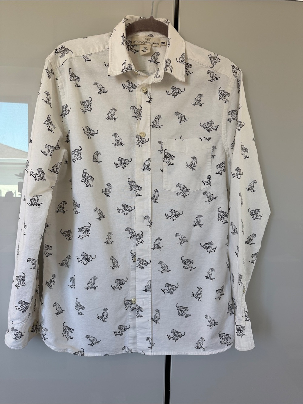 H&M Men's White Patterned Button-Up Shirt - Classic Printed Design